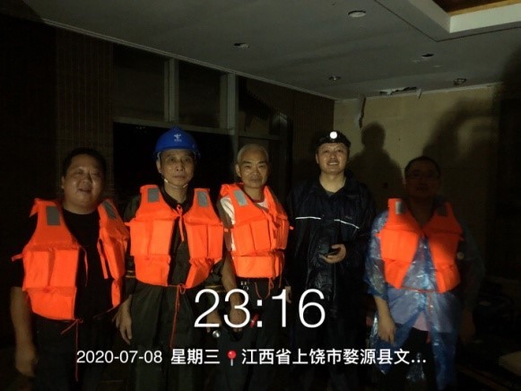 劈波斩浪你最勇敢——CQ9电子中国电信上饶分公司全力抗洪救灾工作侧记(图2)