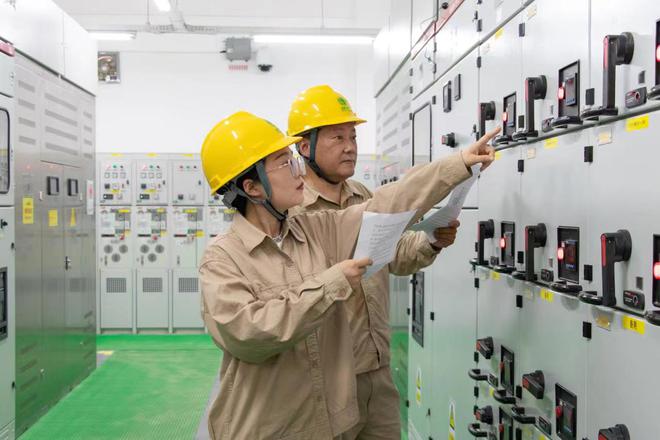 靖江供电建成首CQ9电子个融合型配电房数字机房(图1)
