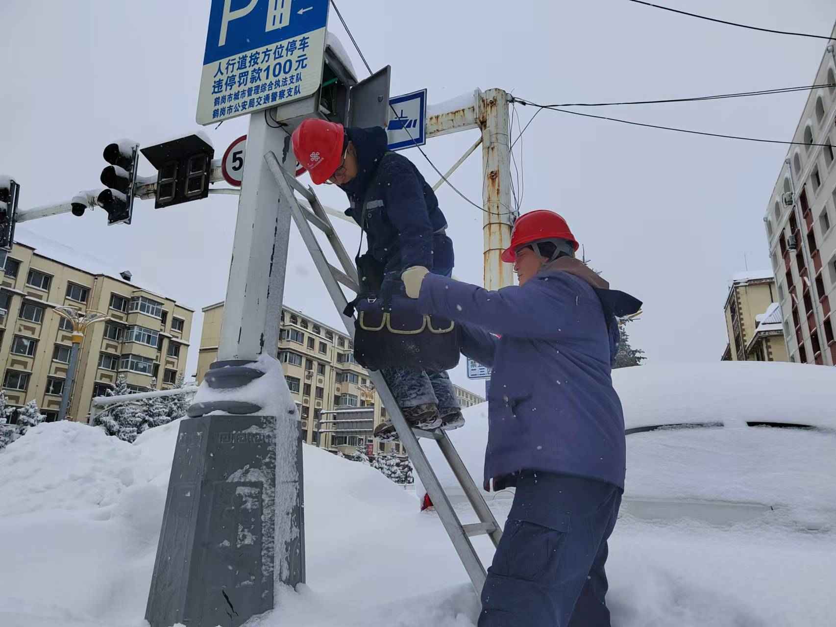 【迎峰度冬 能源保供CQ9电子】迎战风雪！中国联通全力保障通信畅通(图1)