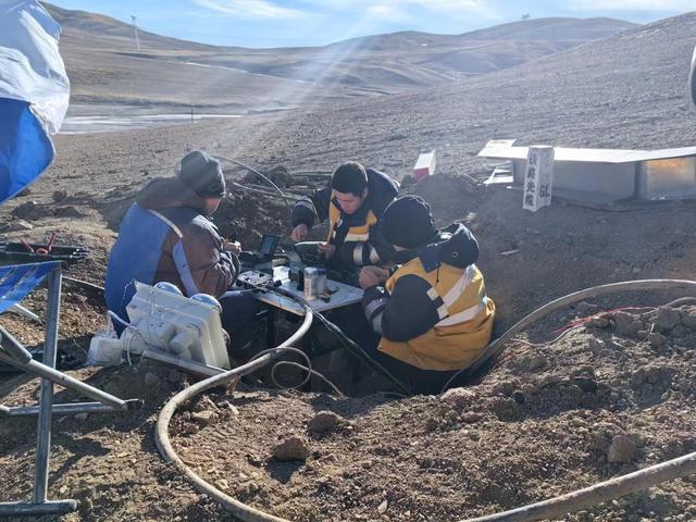 唐古拉山巅为CQ9电子天路通信光缆“烤火”(图3)