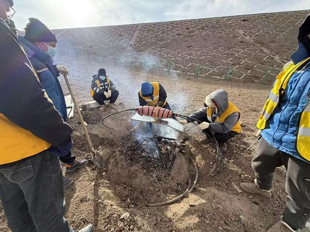 唐古拉山巅为CQ9电子天路通信光缆“烤火”(图1)