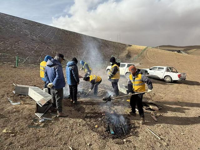 唐古拉山巅为CQ9电子天路通信光缆“烤火”(图2)