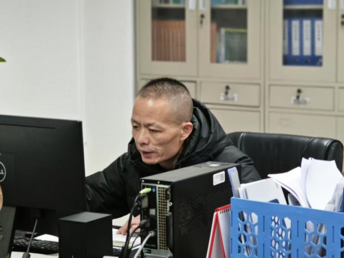 CQ9电子老工长的坚守28年青春无悔铁路通信春运故事(图1)