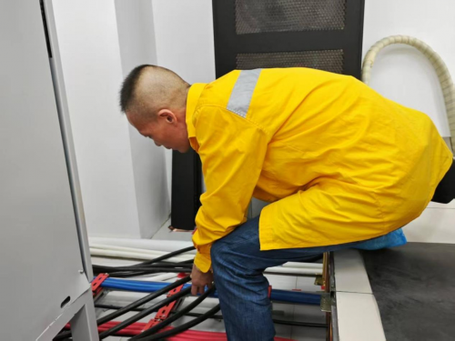 CQ9电子老工长的坚守28年青春无悔铁路通信春运故事(图3)