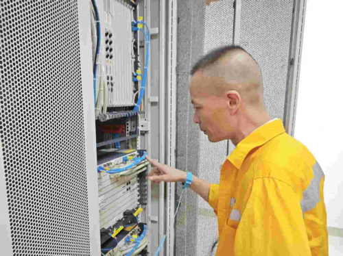 CQ9电子老工长的坚守28年青春无悔铁路通信春运故事(图4)