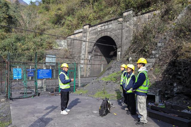 CQ9电子翻山越水检修忙 “00”后“姐妹花”的春运守护(图3)