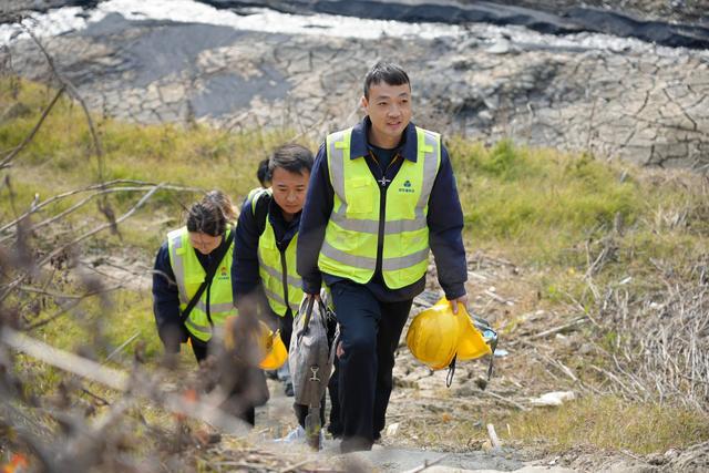 CQ9电子翻山越水检修忙 “00”后“姐妹花”的春运守护(图2)