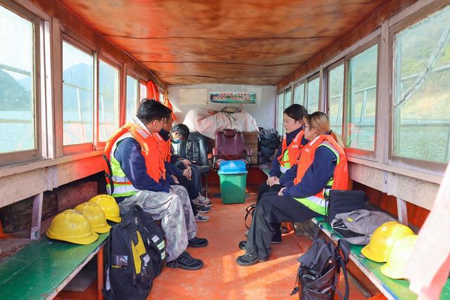 CQ9电子翻山越水检修忙 “00”后“姐妹花”的春运守护(图1)