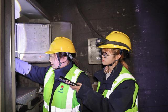 CQ9电子翻山越水检修忙 “00”后“姐妹花”的春运守护(图4)