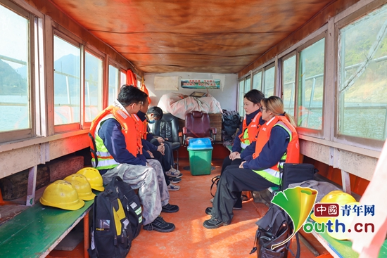 【新春走基层】“00后”姐妹CQ9电子花的春运：翻山越水检修忙(图1)