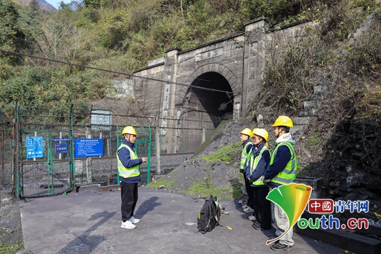 【新春走基层】“00后”姐妹CQ9电子花的春运：翻山越水检修忙(图3)