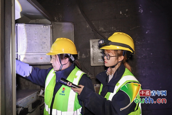 【新春走基层】“00后”姐妹CQ9电子花的春运：翻山越水检修忙(图4)