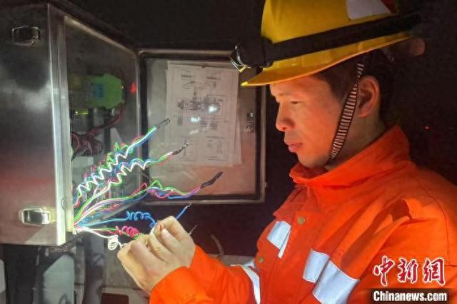 CQ9电子沪昆高铁通信“夜行侠”：护航铁路安全运行(图1)