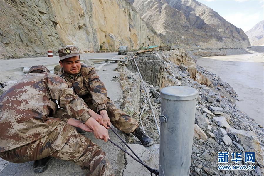 情注一缆通滇藏——记某信息通信基CQ9电子地四营五连连长翁春芳(图2)