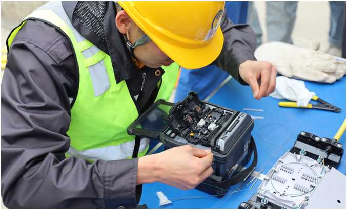 【发现最美铁路】“隐形守护者”筑起“最美云岭天路”丽香铁路通信网CQ9电子(图2)