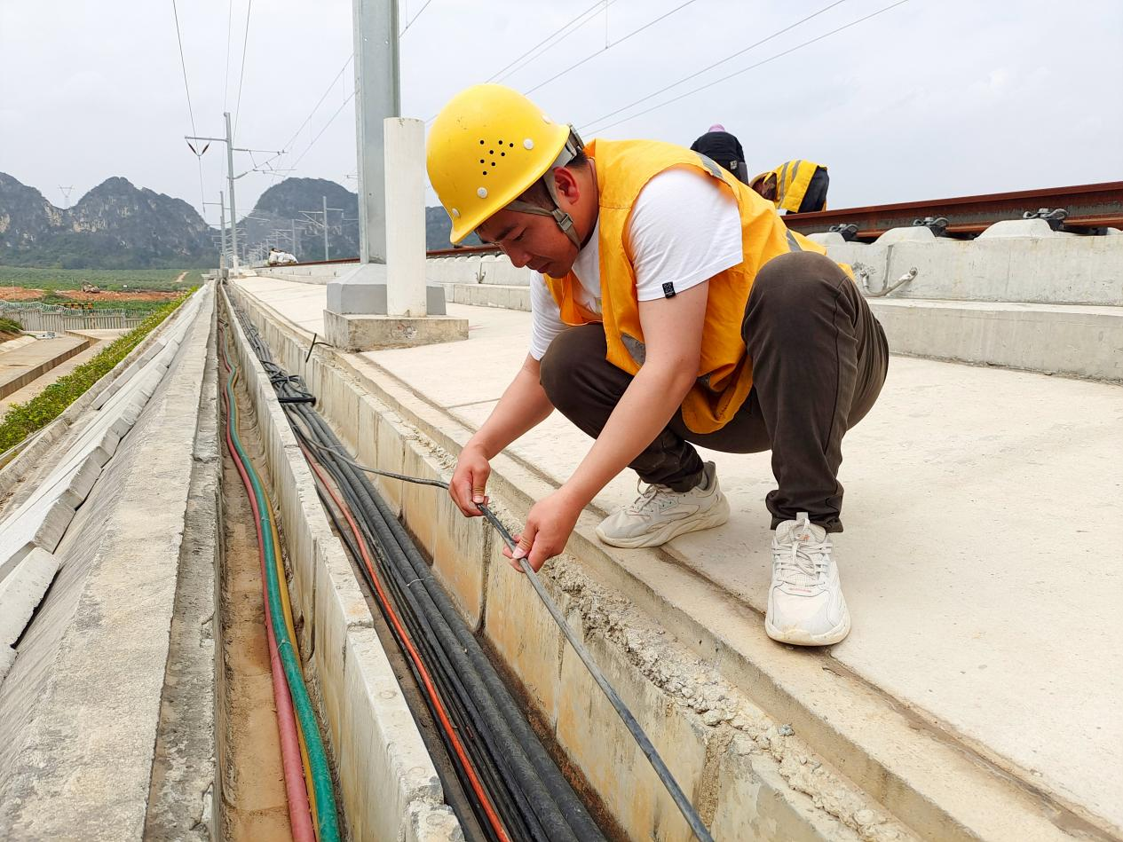 贵南高铁广西段顺利完成光缆CQ9电子敷设(图1)