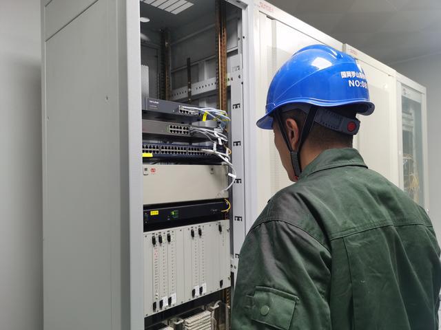 CQ9电子罗山县供电公司：特巡通信设备 筑牢安全防线(图1)