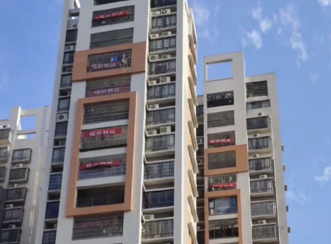 化CQ9电子州某小区大批业主拉横幅“低价转让”？(图3)