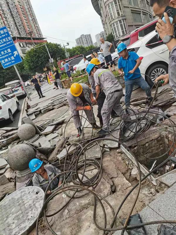 CQ9电子重庆移动昼夜抢修守护网络“生命线”(图5)