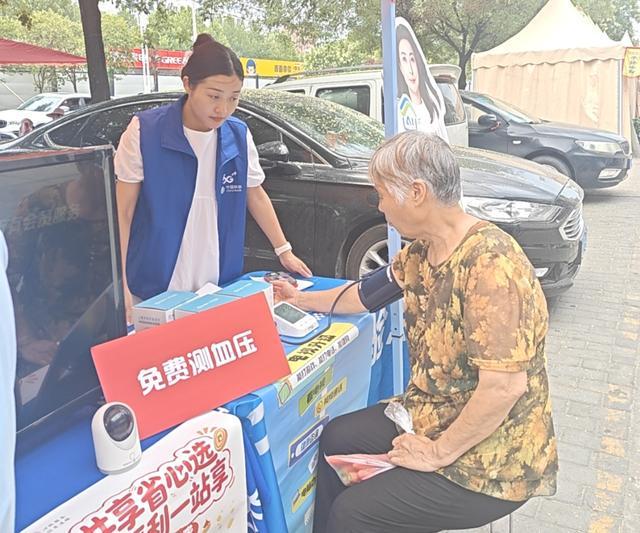 CQ9电子陕西移动西安分公司：汗洒机房保畅通情系社区送清凉(图2)