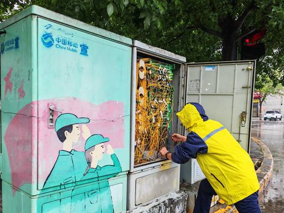 暴雨来袭！中国移动河南公司严阵CQ9电子以待 迎汛出击(图3)