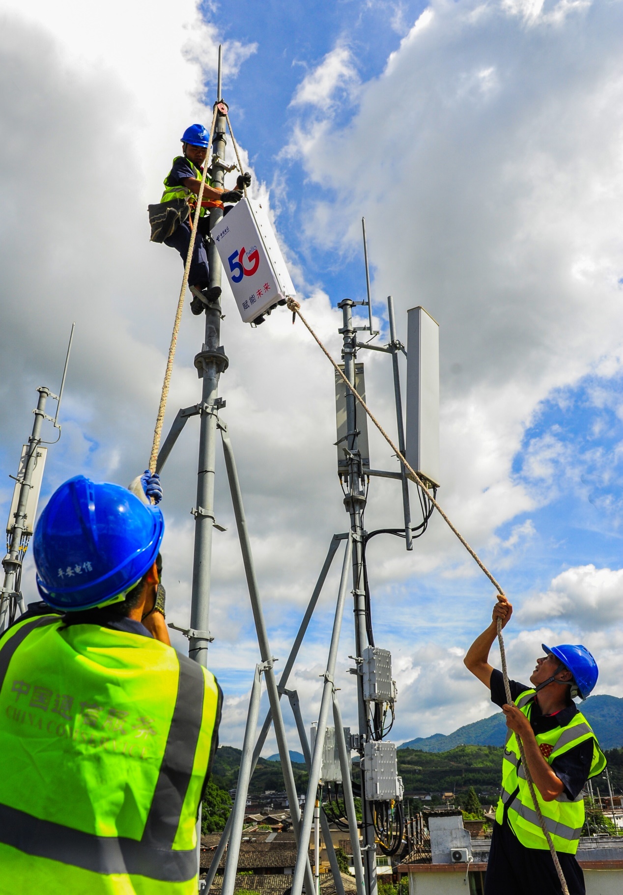 CQ9电子达旗：百座基站筑通途 “数字红利”惠万家(图1)