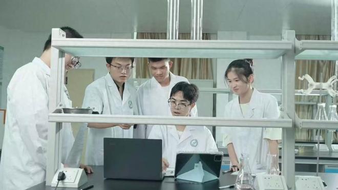 CQ9电子青春科创赋能通信！湛江科技学院团队用节能涂层守护 5G 基站(图1)