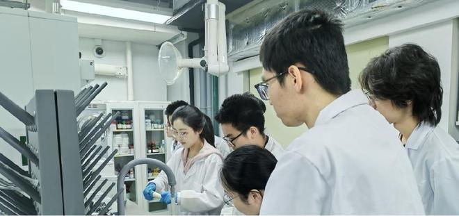 CQ9电子青春科创赋能通信！湛江科技学院团队用节能涂层守护 5G 基站(图2)