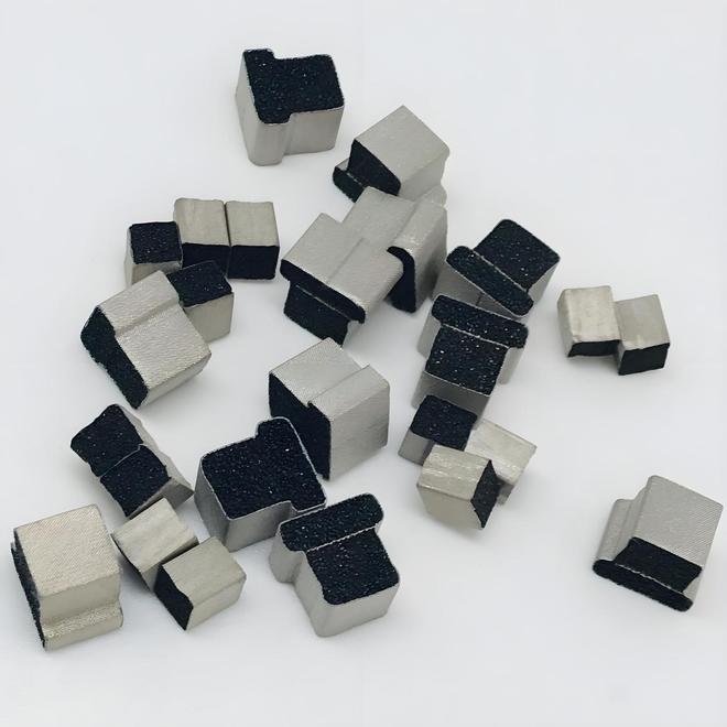 户外通信基站长期密封与稳定导电接触难题的全向型导电泡棉解决方案CQ9电子(图1)